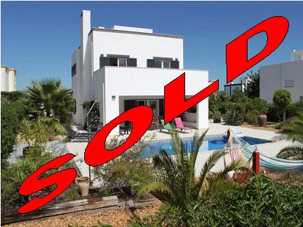 Modern 4 bedroom villa for sale with pool and mature landscaped garden in Tavira