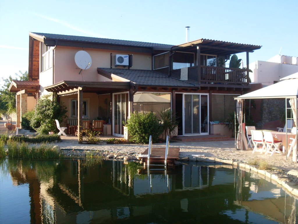 Charming villa with garage & self contained apartment and nicely landscaped garden near by Sao Bras 