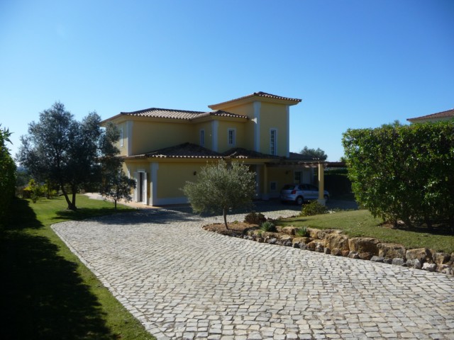Very nice villa with pool offering panoramic views to the sea & fairways