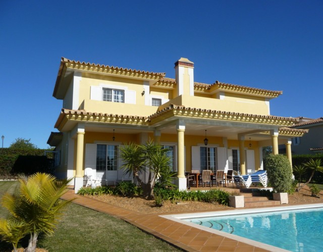 Very nice and well presented villa with pool, views over golf course towards the sea near by Moncarapacho
