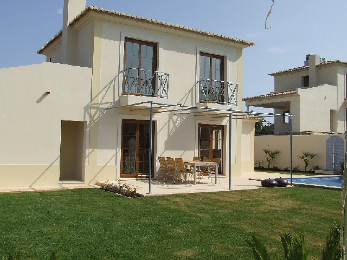 10 luxury 3-bedroom villas with pool close to Praia da Luz
