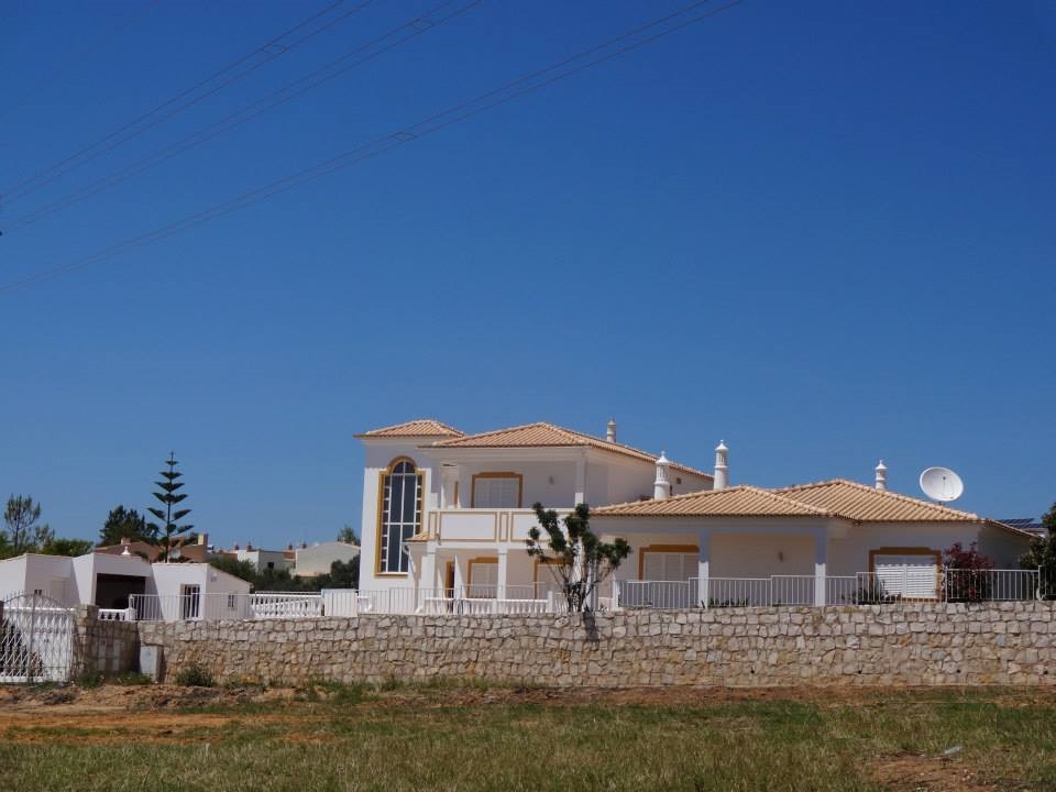 Large luxurious 4 bedroom villa enjoying great views