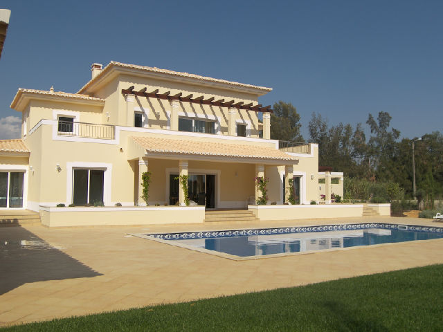 Prestigious 4 bedroom villa in construction on exclusive Golf Estate 