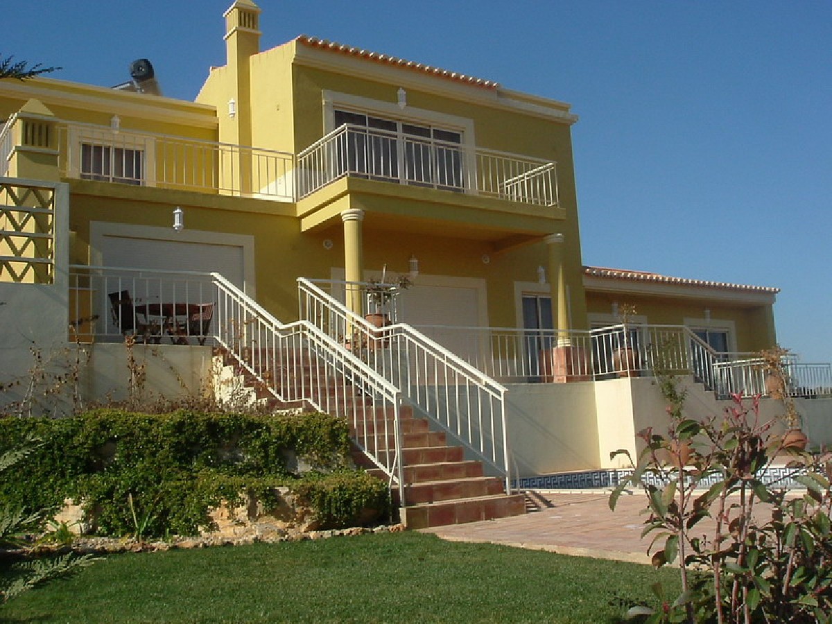 Beautiful 3 bedroom detached golf property with private pool