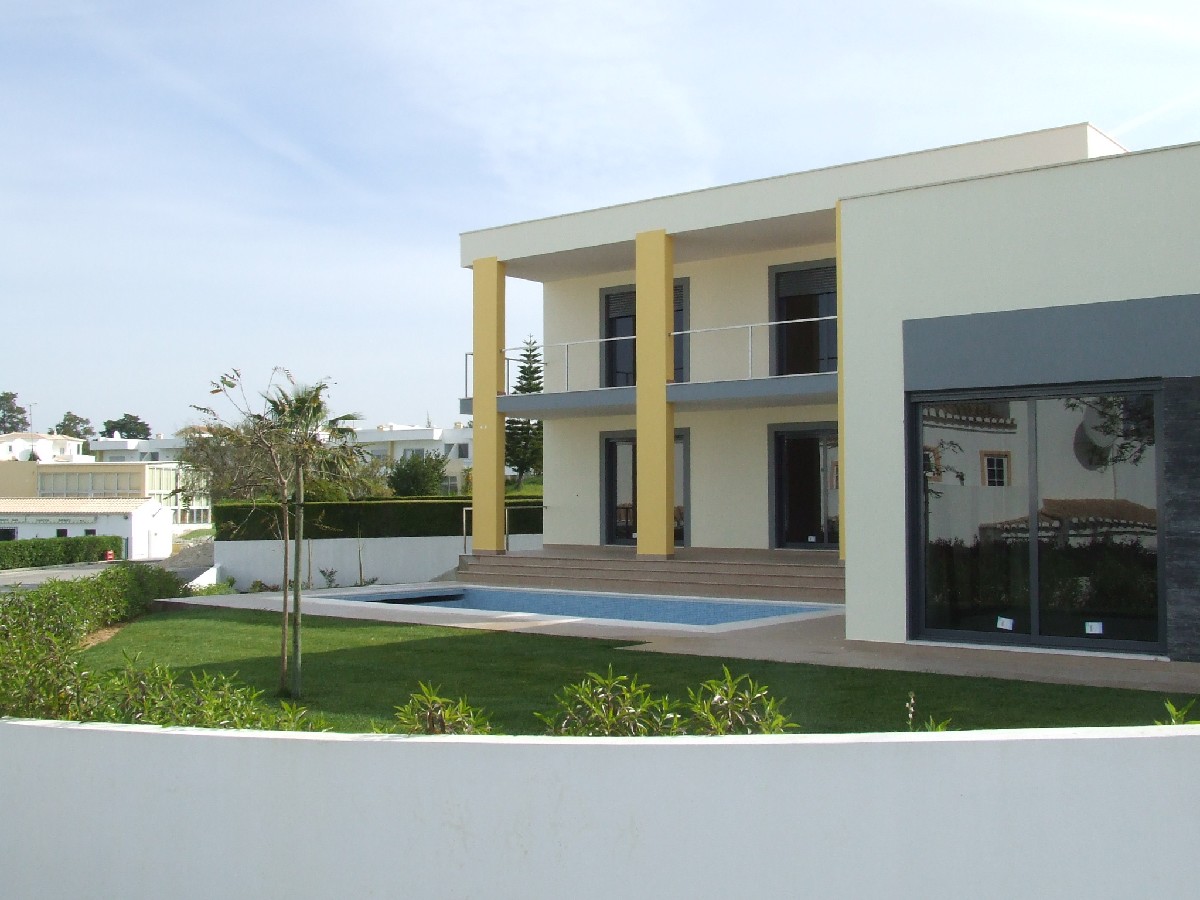 Modern style 4 bed villa in quiet urban area close to Alvor