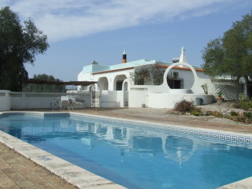 Partly renovated typical Portuguese character style 4 bed villa 