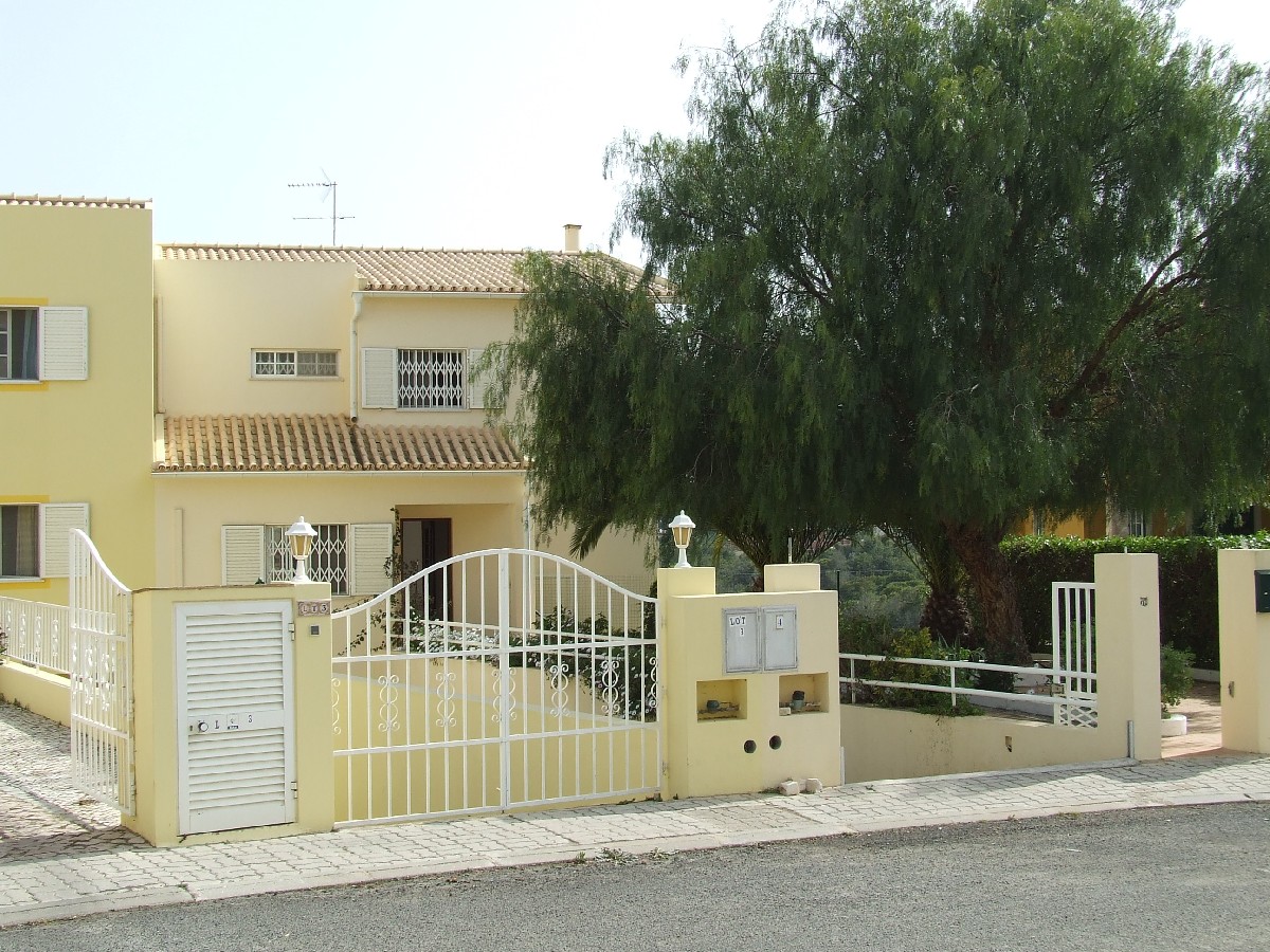 Three level semi detached villa with 3 bedrooms 