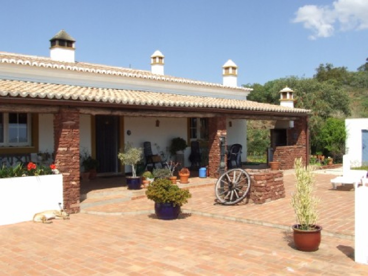 2 Bedroom bungalow with garage, pool and guest cottage 