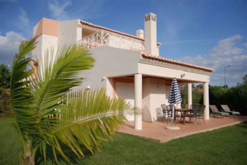 Well appointed 3 bedroom luxurious villa with communal pool 