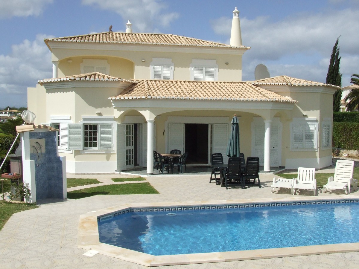 Spacious 4-5 bedroom Villa with pool  near Portimao