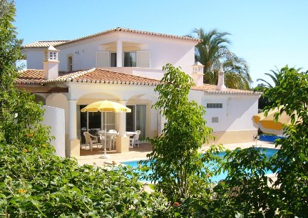 Lovely 3 bedroom villa with communal pool and gardens