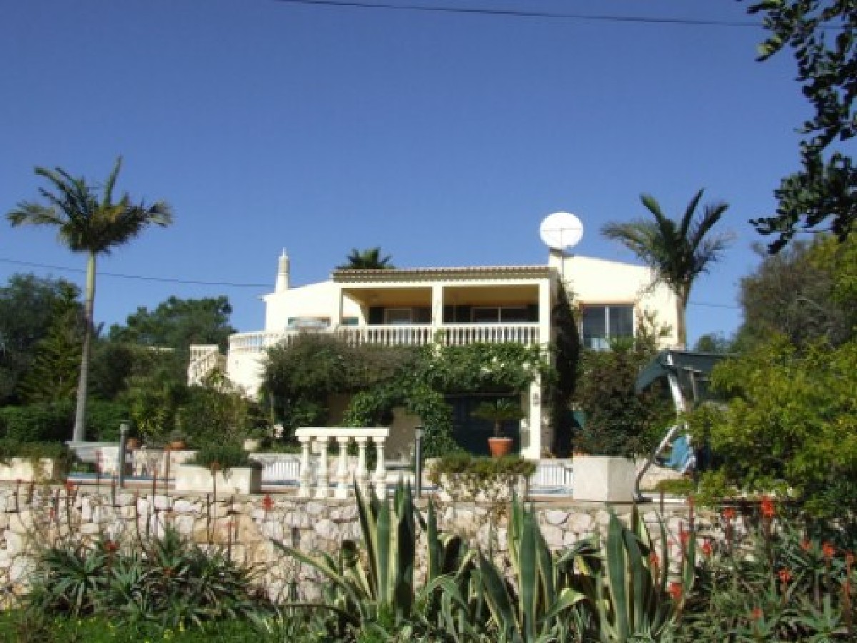 Large 3 bedroom Villla with sea and country views 