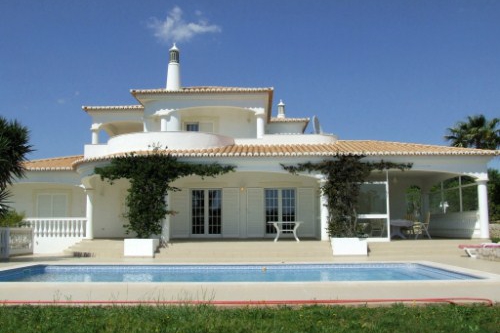 Spacious 2 bedroom  Villa with pool and garage 