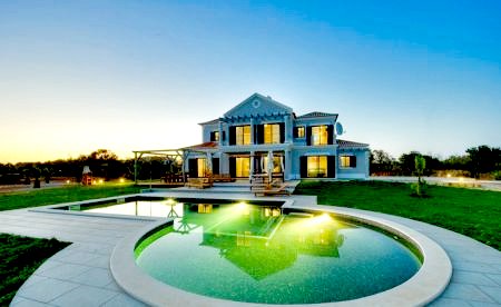 New 4 bedroom Villa with garage, pool and tennis court