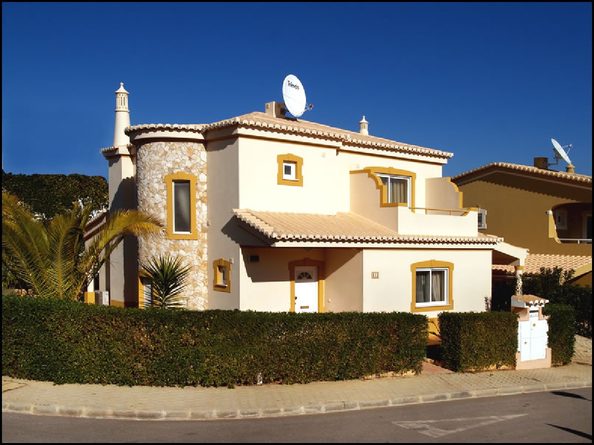Lovely 4  bedroom corner Villa with pool and carport 