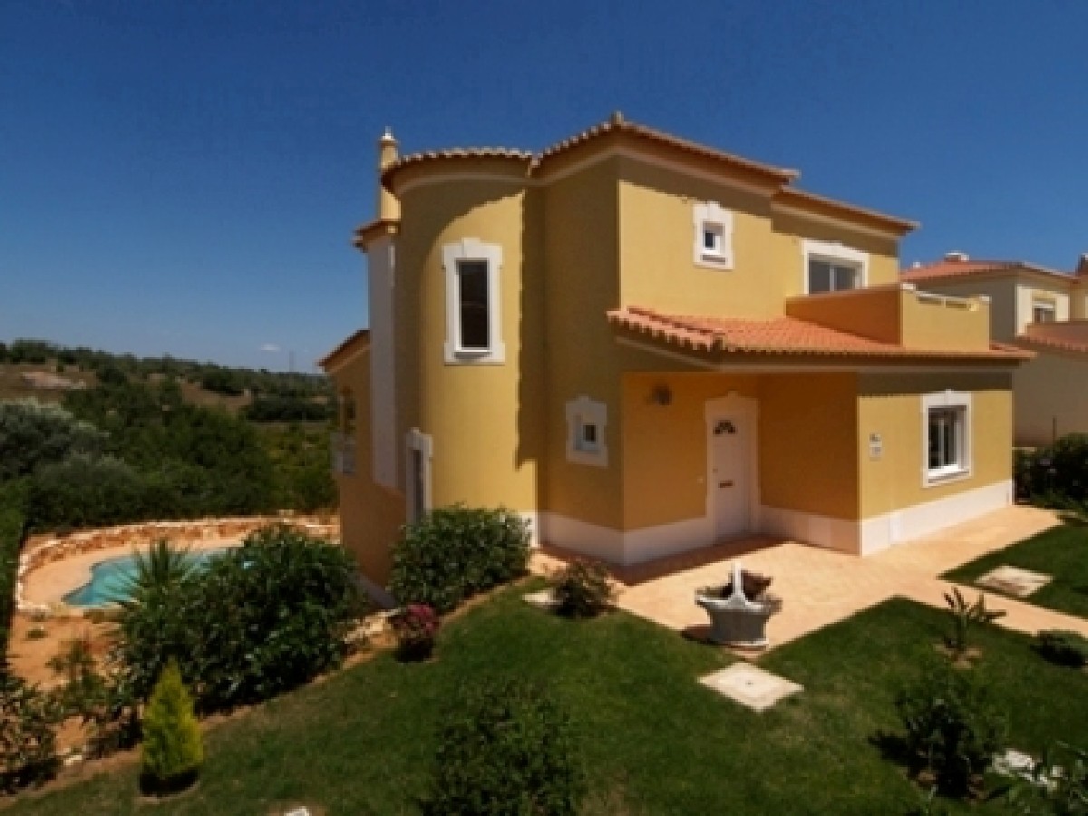 4-5 Bedroom luxurious Villa with pool and garage