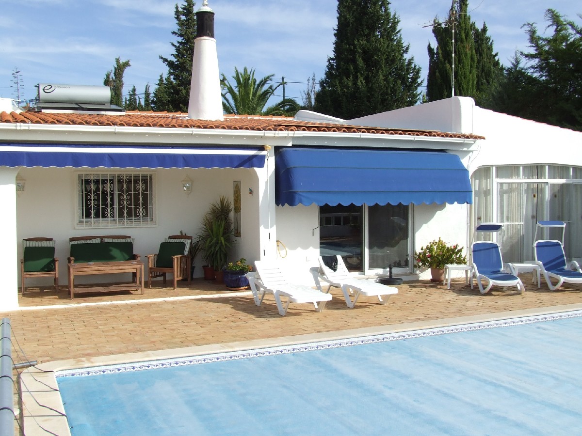 Comfortable 4 bedroom Villa with garage on quiet Estate
