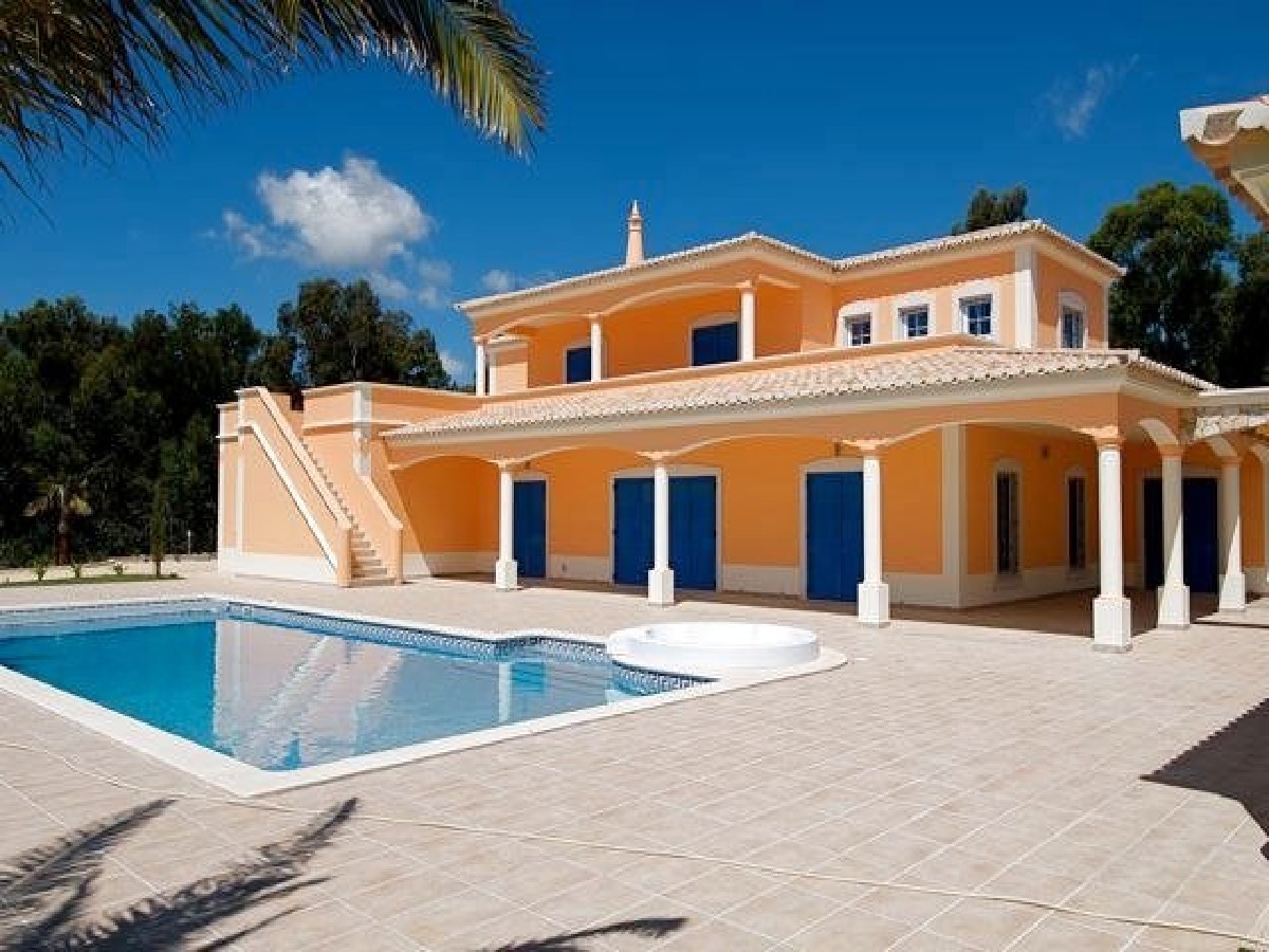 Luxurious and prestige 5 bedroom Villa + swimming pool 