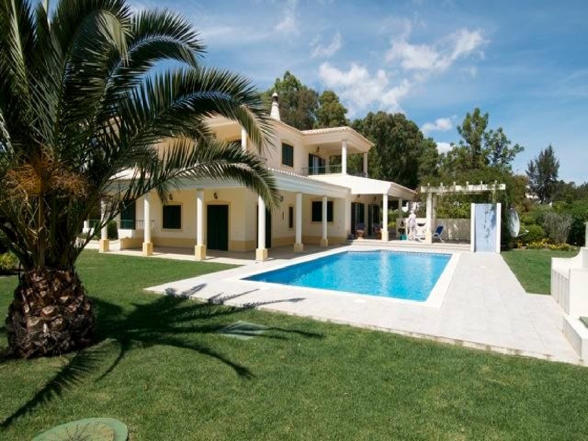 Wonderful and comfortable 4 bedroom Villa with swimming pool 