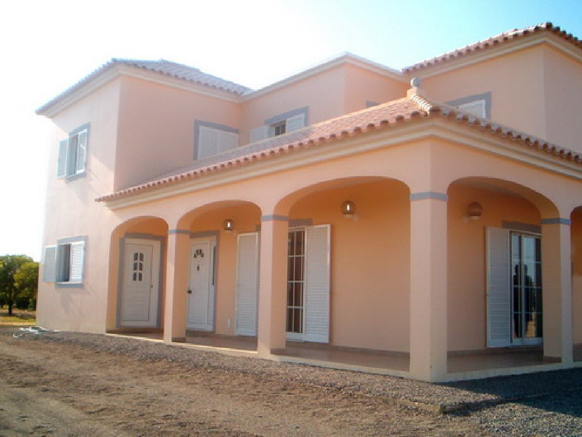 Nice four bedroom villa with garage on quiet location