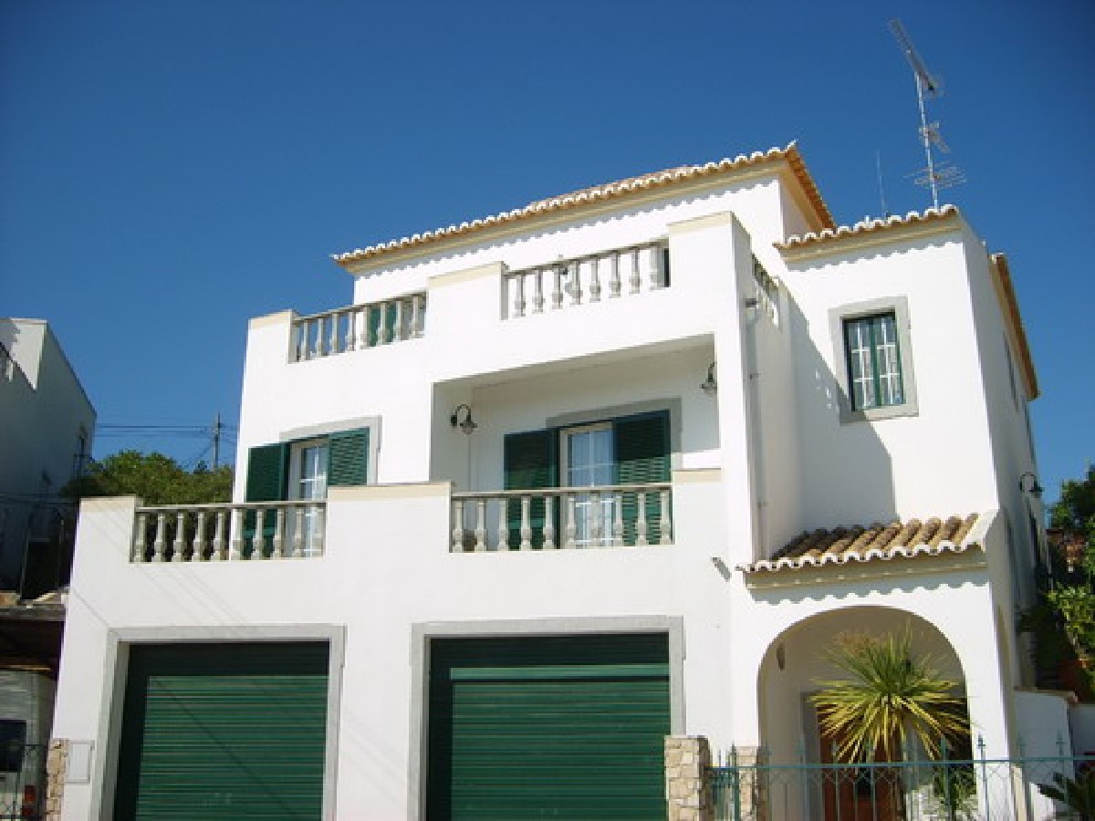 Gorgeous T4 villa on tranquil location with garage