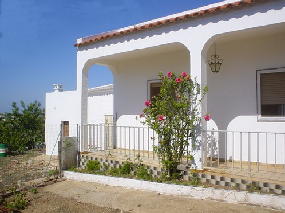 Traditional Portuguese property with garage and sea views Traditional Portuguese property with garage and sea views