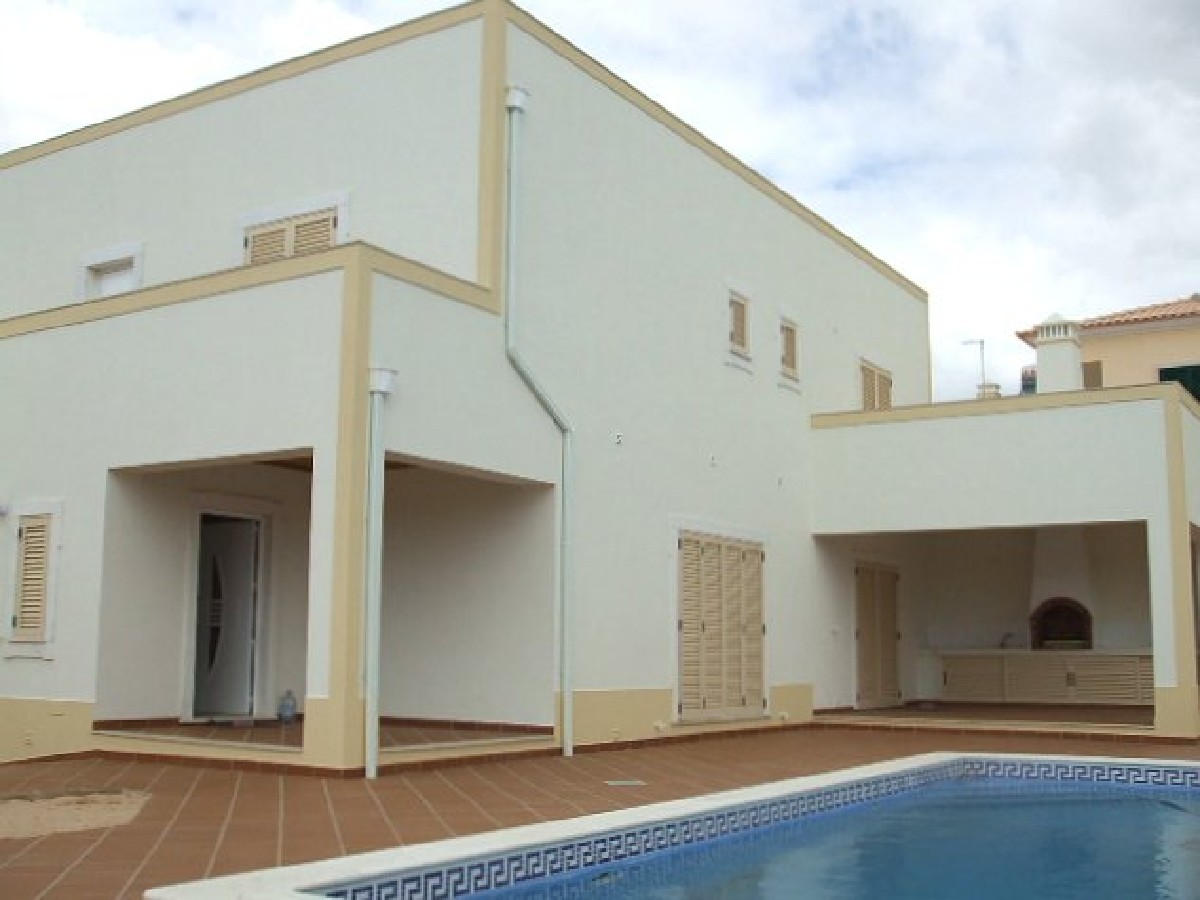 Conveniently located close to Tavira centre detached 4 bedroom/four bathroom villa with pool for sale. Large roofterrace with nice views of the river 