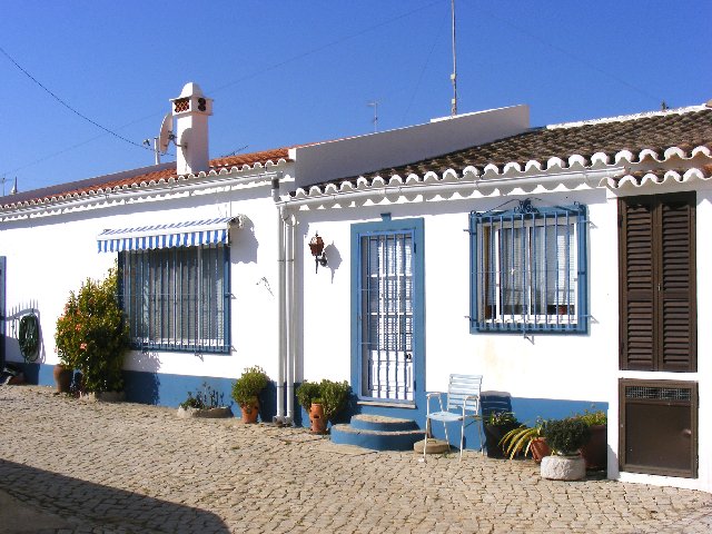 Sunny bungalow with guesthouse and garden near all amenities