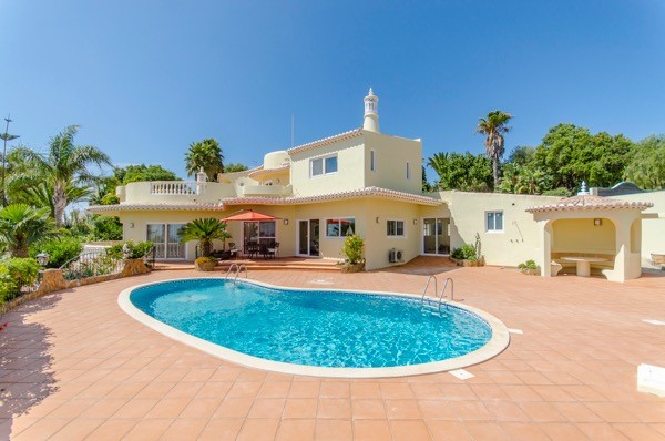 Well maintained large property in Goldra with stunning sea views