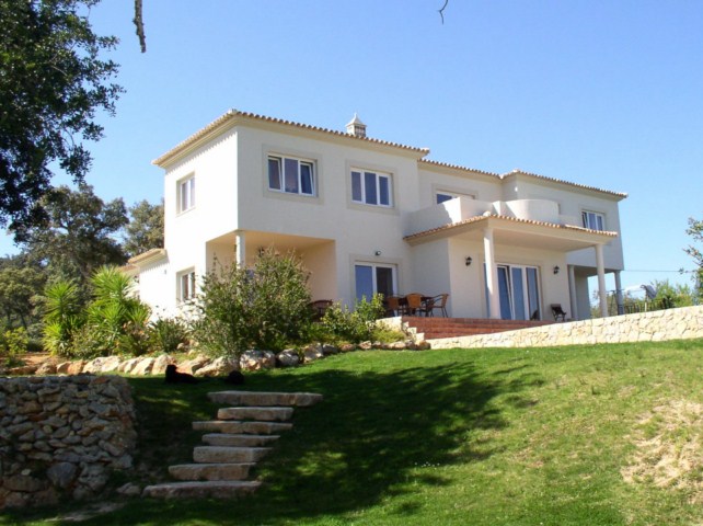Tastefully 4-bedroom villa with fantastic country views