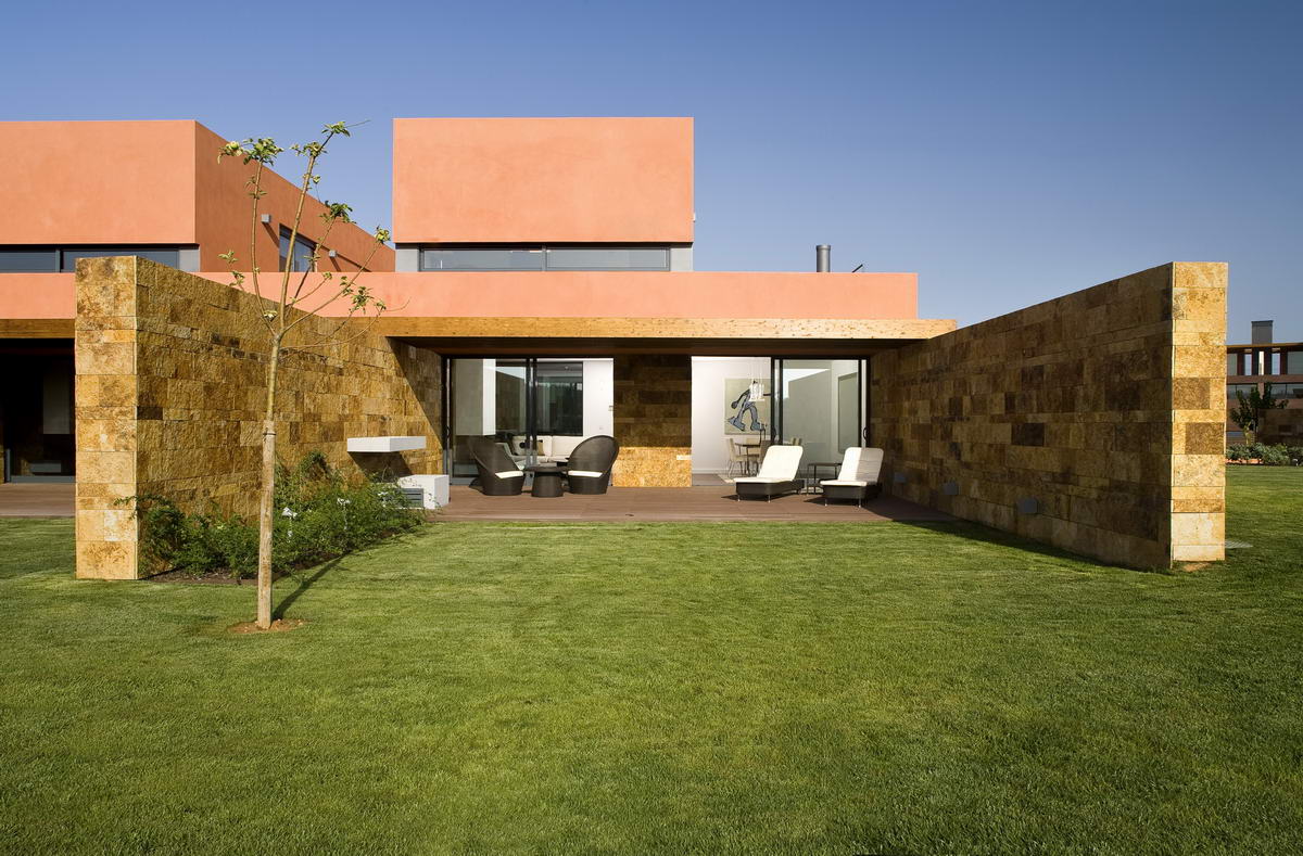 New built, contemporary 3-bedroom townhouses near Golf courses 