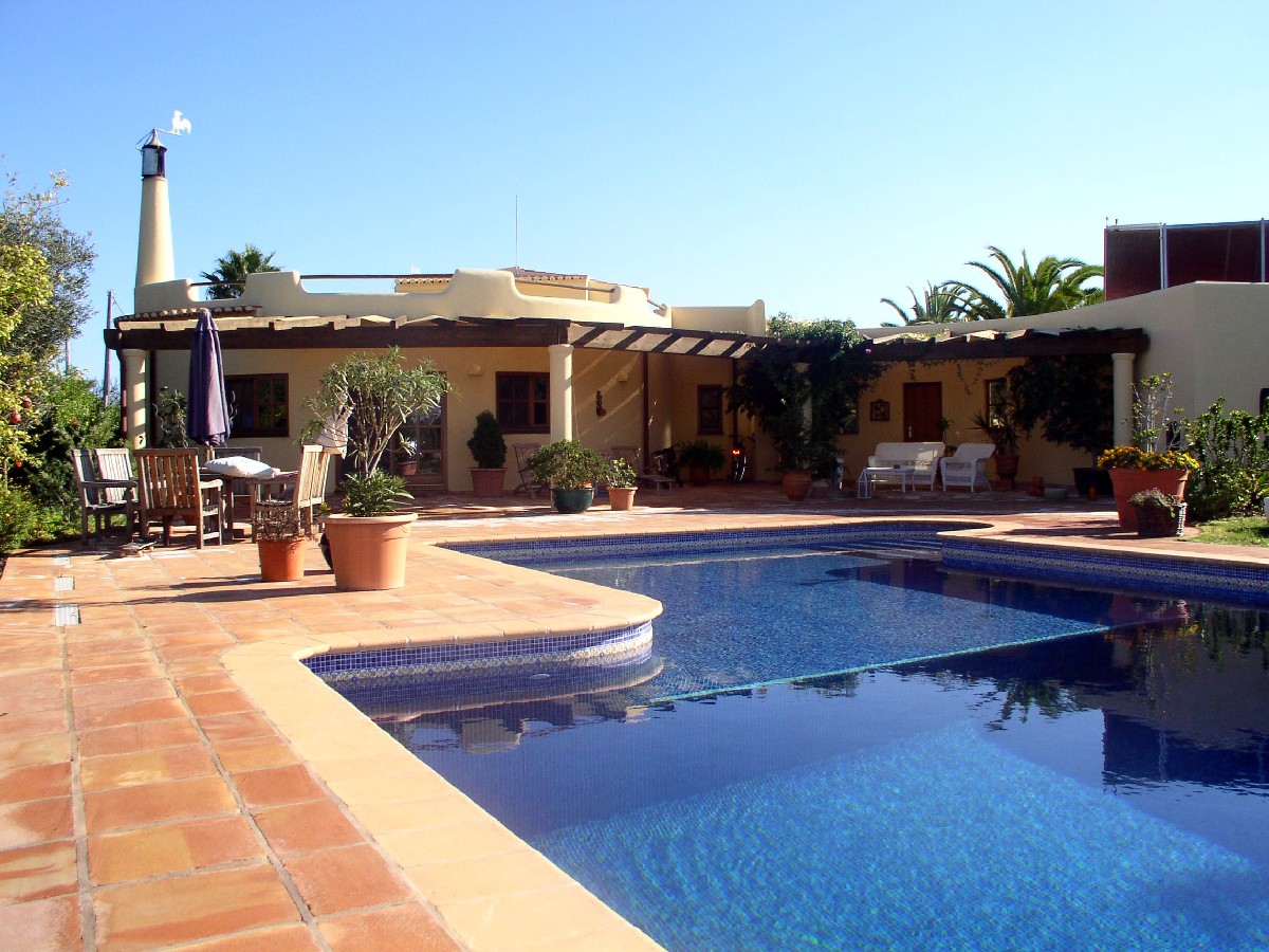 Superb Villa with mature garden and stunning ocean views