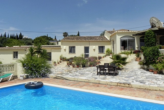 Traditional-style cottage with pool and views
