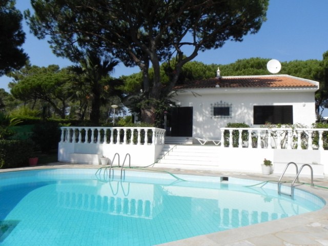 Rustic style 3-bedroom villa close to the golf course
