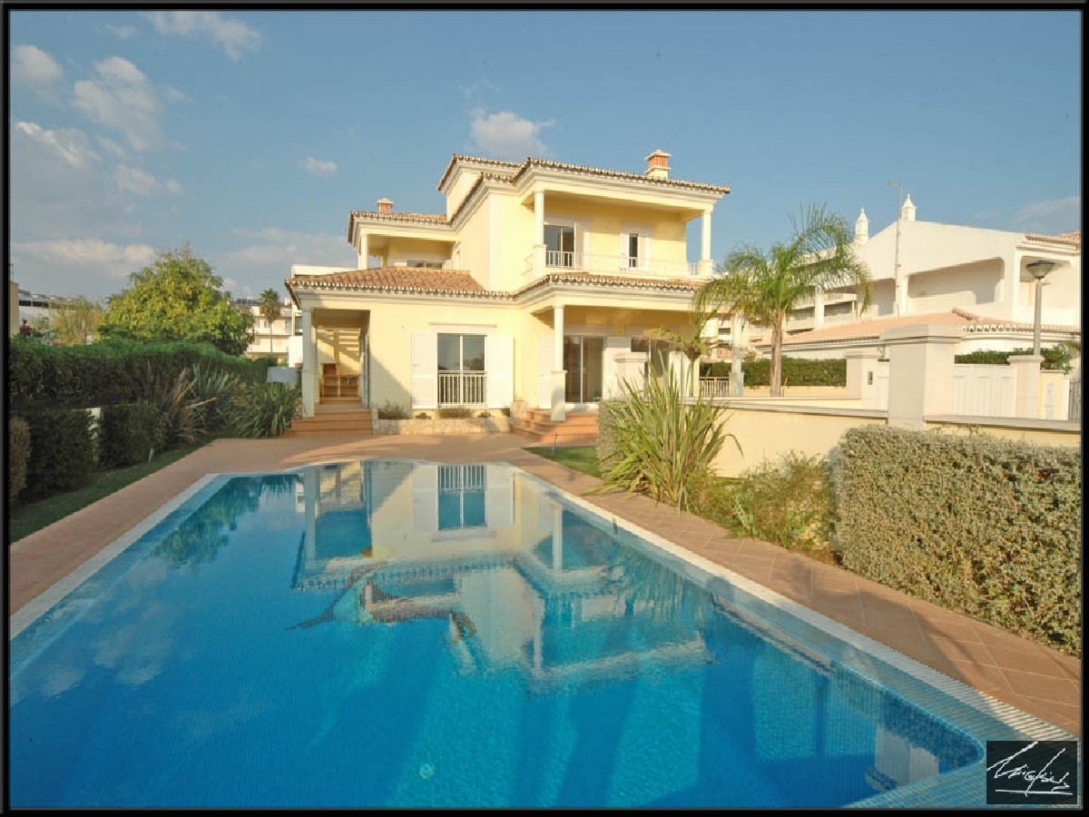 New 4-bedroom villa near the beach