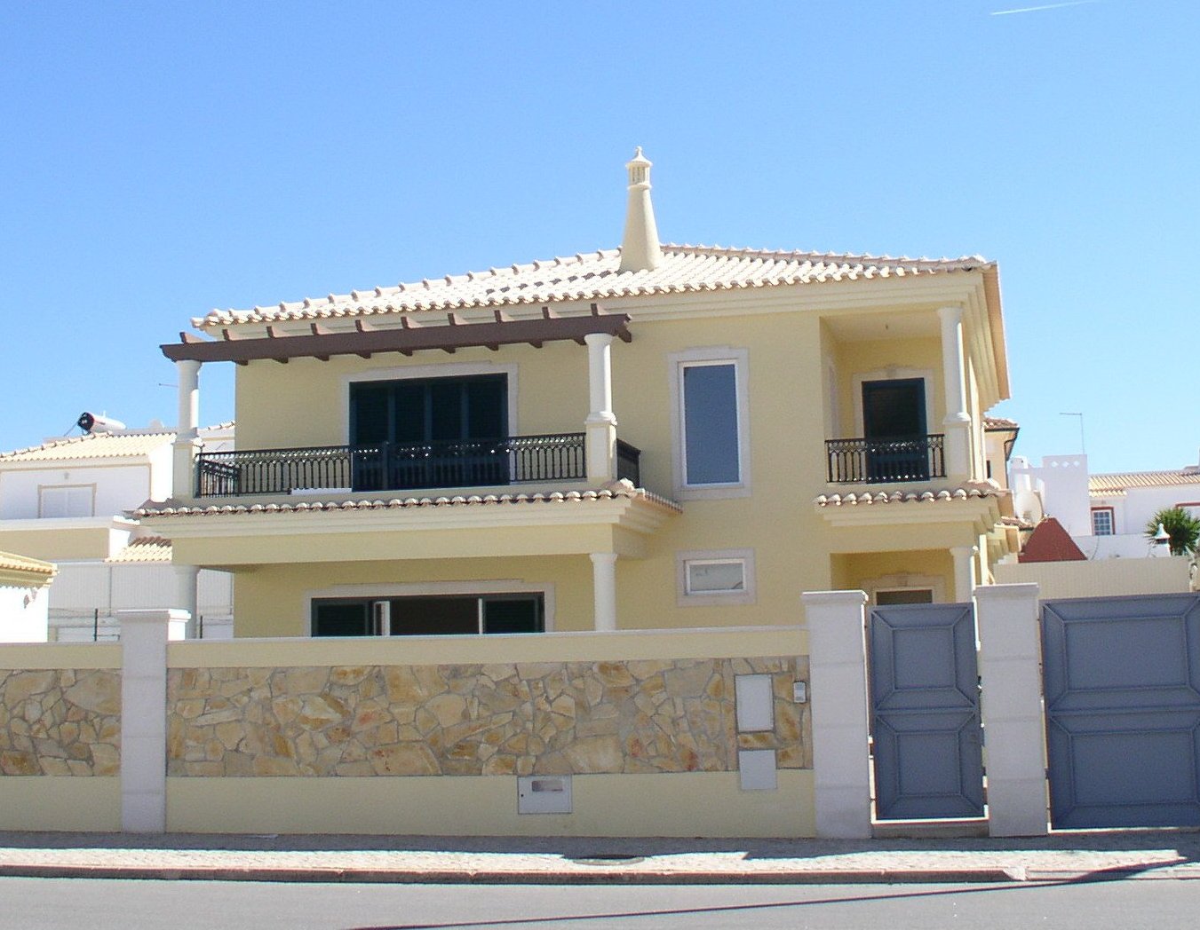 Newly built 4 bedroom villa on quiet urbanization near the Beach