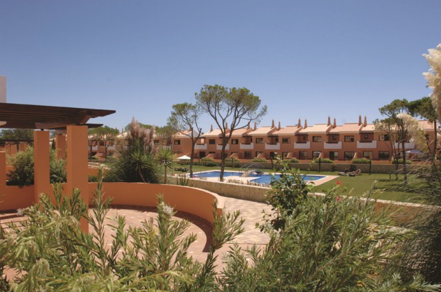 Mediterranean 3-bed townhouses with garage and lovely pool areas
