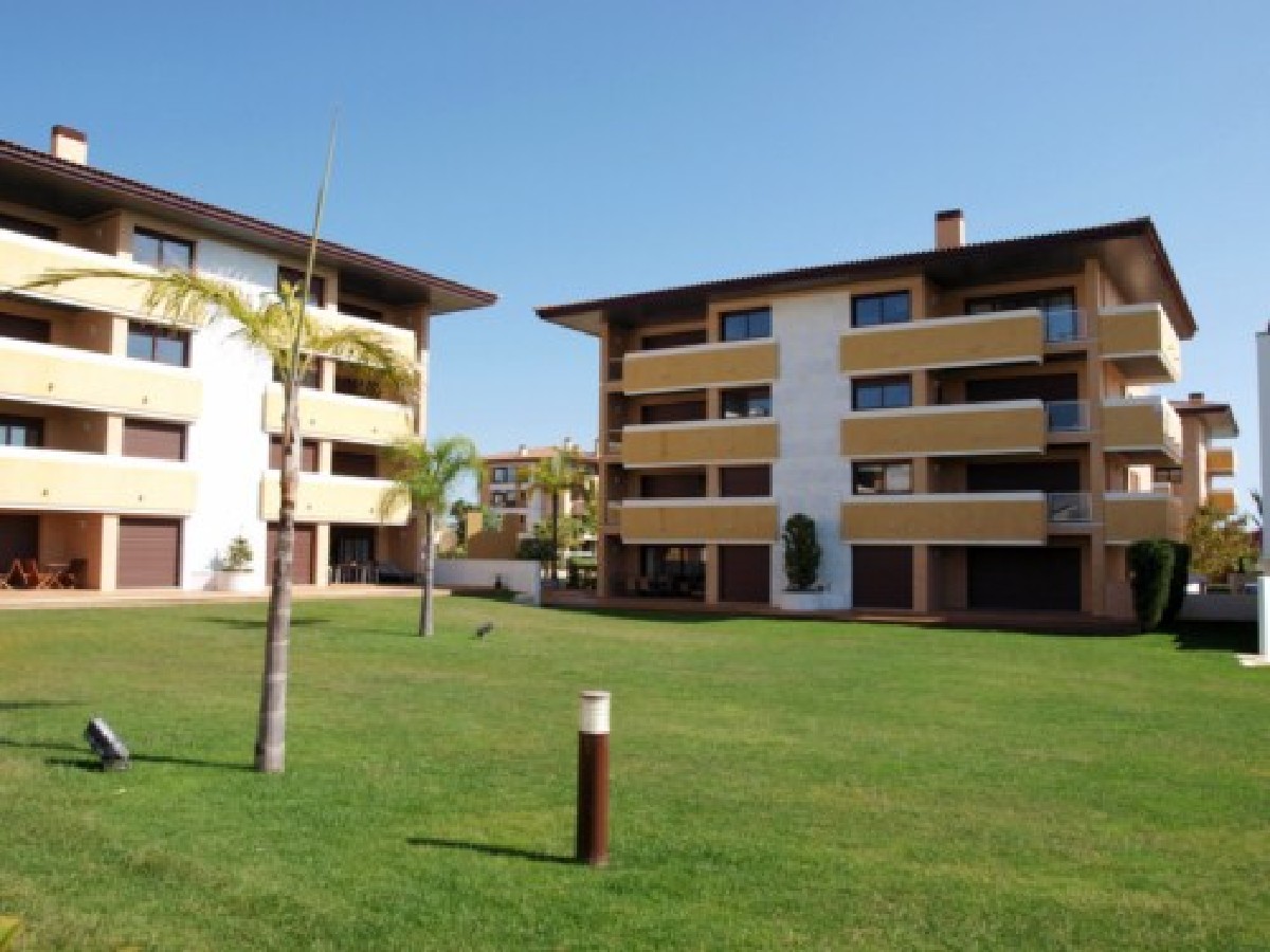 Modern 2-bedroom apartment in private condominium