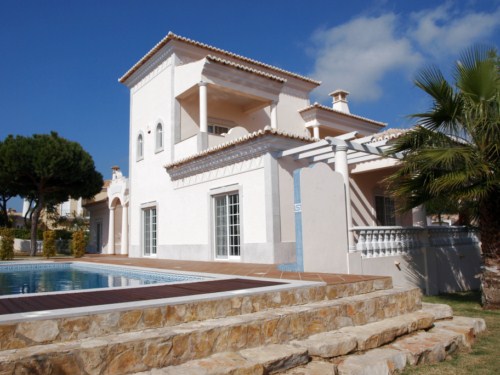 Spacious 5-bedroom villa in new urbanization close to the beach