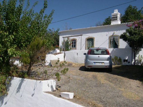 Traditional Algarvian Cottage in need of refurbishment Traditional Algarvian Cottage in need of refurbishment