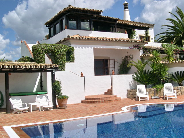 Villa in hilltop location with stunning country and sea views