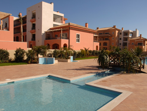 Luxurious 2-bedroom apartment set next to a golf course