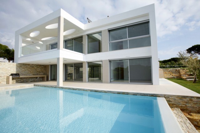 Contemporary 3-bedroom villa close to the beach