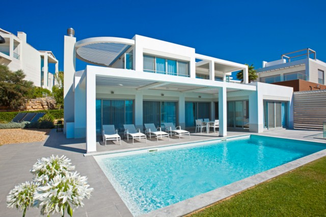 Contemporary 4-bedroom villa close to the beach
