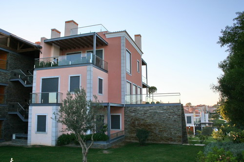 Modern and spacious 3-bedroom Apartment near the Beach