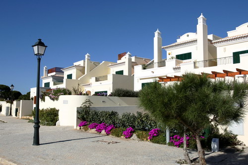 Elegant linked villas in on a well-known resort