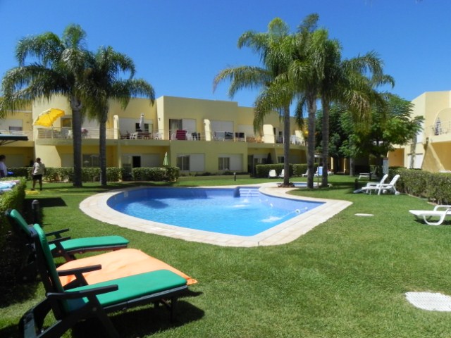 Lovely 2-bedroom apartment within walking distance of the marina