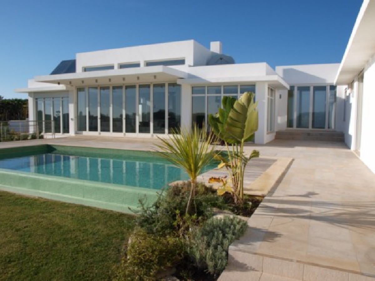 Striking contemporary 4 Bed- villa close to the beach